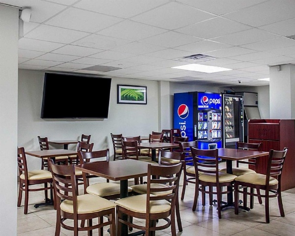 Days Inn by Wyndham Brooklyn Borough Park image 4